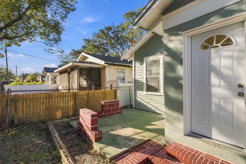 Side yard with brick landscaping, photographed by Megapixeler on W 24th St, Jacksonville