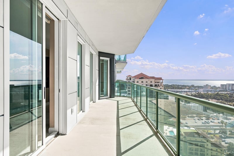 Balcony view toward the river and bridges, photographed by Megapixeler on Riverplace Blvd, Jacksonville
