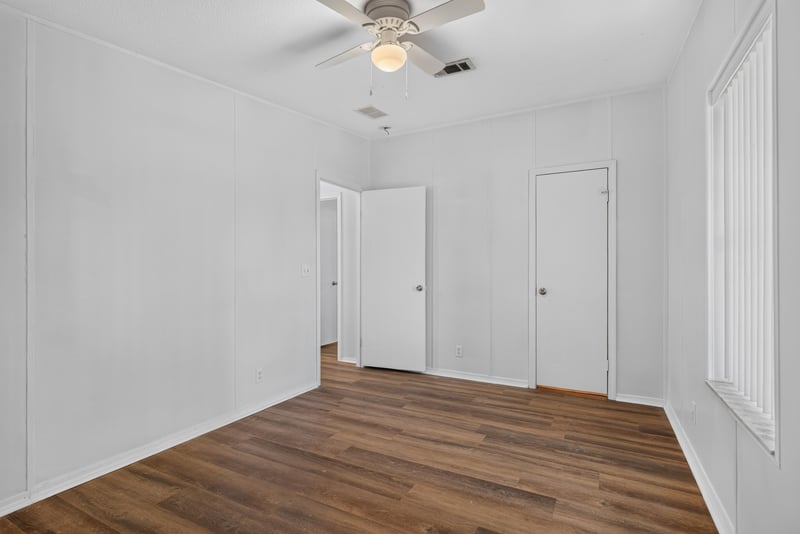Hallway with two closet doors at 3215 Robin Ln, Middleburg, FL