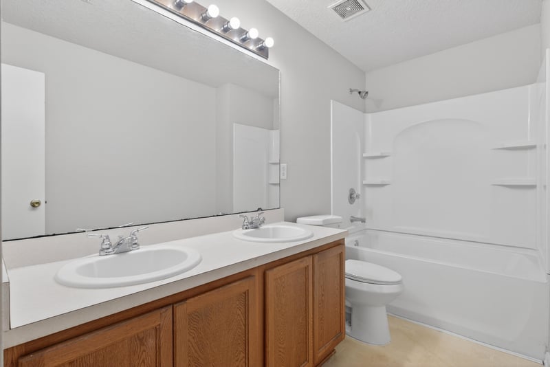 Main Bath at 75277 Ravenwood Dr, Yulee, FL 32097
