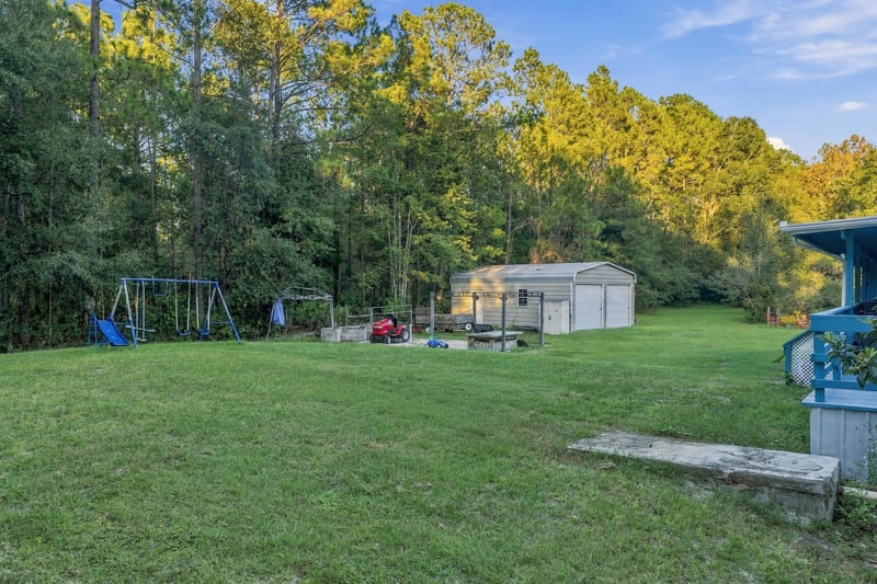 Yard with storage shed, photographed by Megapixeler on Secret Cove Rd, Middleburg, FL