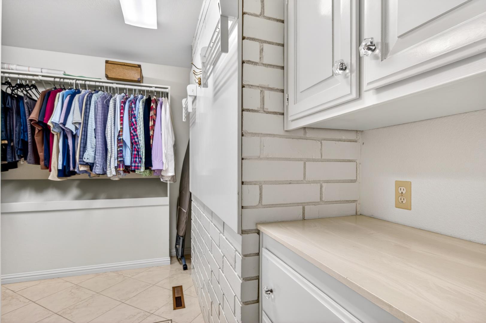 5261 N Van Ness Blvd, photo 74