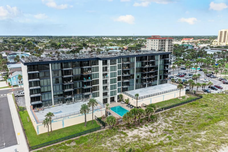 Aerial view of the building with rooftop pool at 601 1st St S, Jacksonville Beach