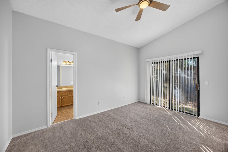 Hallway leading to bathroom, photographed by Megapixeler on Apple Oak Ct, Jacksonville