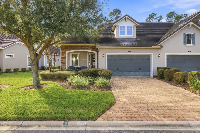 Front exterior with mature oak tree, photographed by Megapixeler on Lucena Ln, Jacksonville, FL