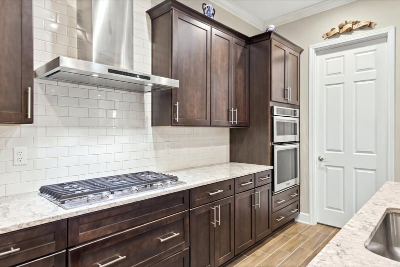 Kitchen with gas cooktop and vent hood, photographed by Megapixeler on Lucena Ln, Jacksonville, FL