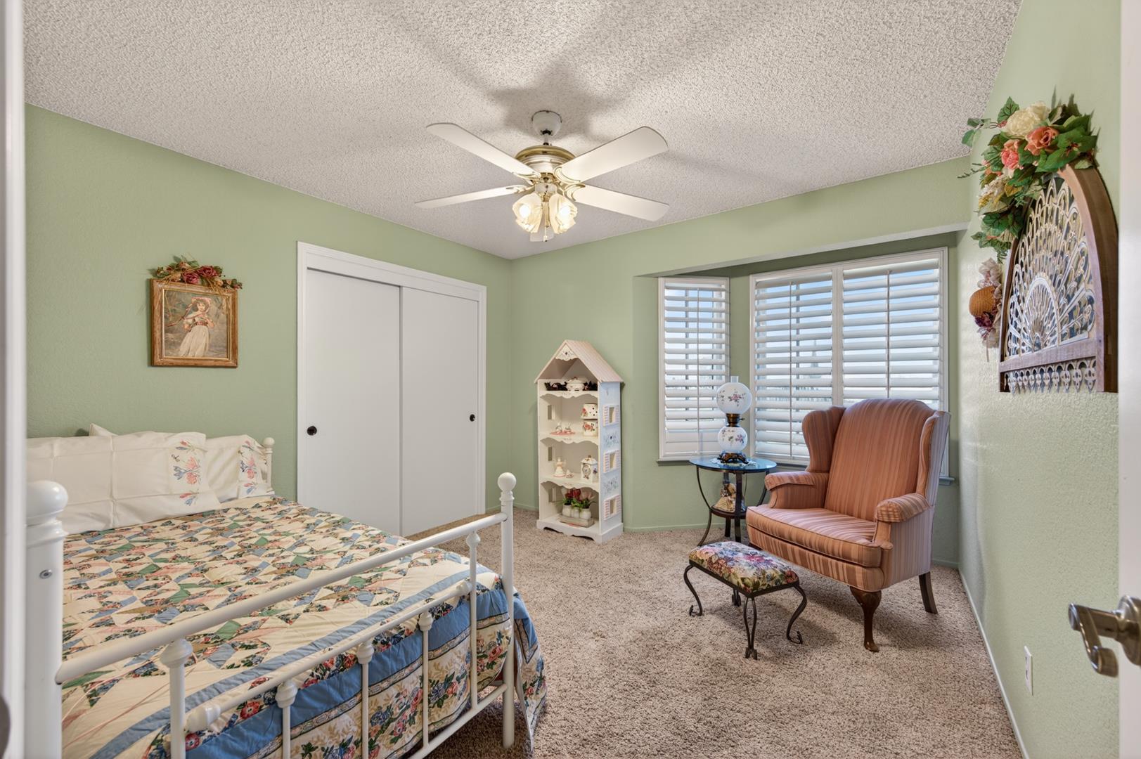 686 N Hayes Ave, photo 33