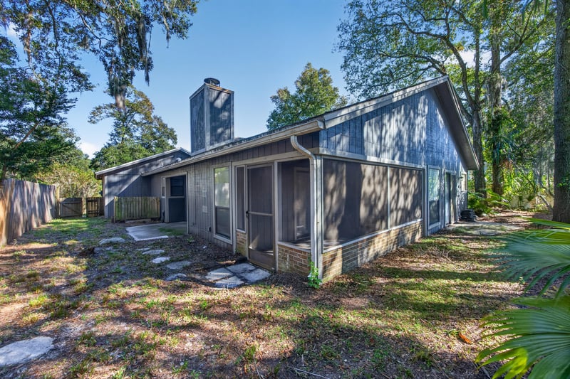 Rear exterior with screened porch, photographed by Megapixeler on Apple Oak Ct, Jacksonville