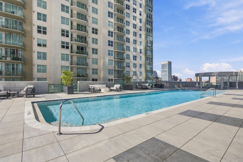 Rooftop pool overlooking the skyline, photographed by Megapixeler on Riverplace Blvd, Jacksonville