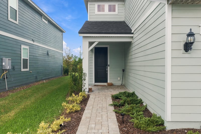 Side walkway leading to front entry, photographed by Megapixeler on Torres Trace, St. Augustine