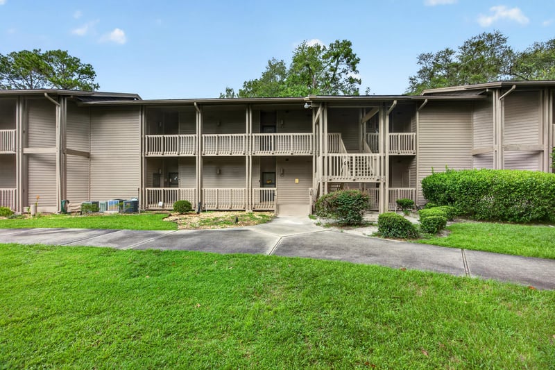 Condo building and lawn area in Middleburg, FL
