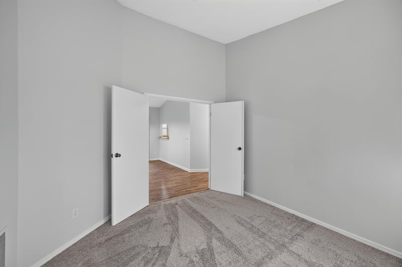 Hallway and bedroom doorway, photographed by Megapixeler on Apple Oak Ct, Jacksonville