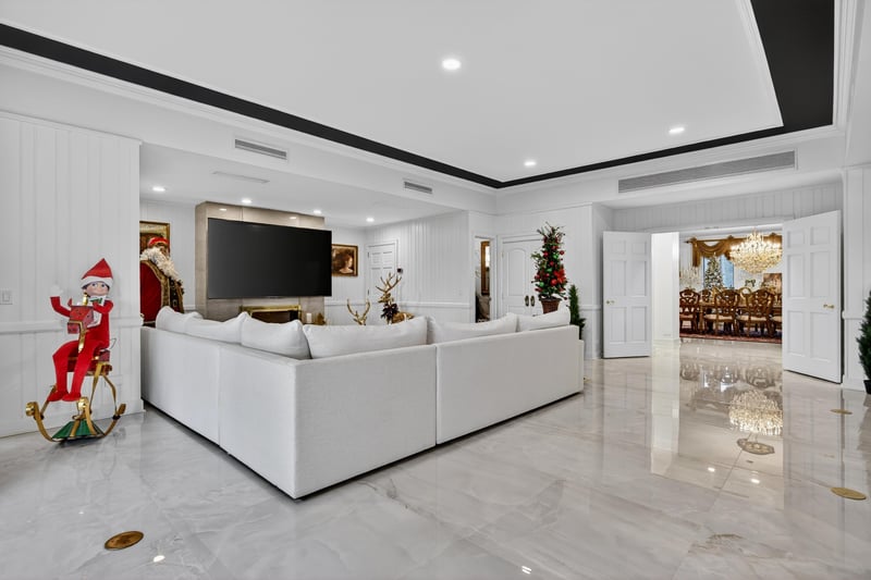 Family Room at 7987 Hollyridge Rd, Jacksonville, FL 32256