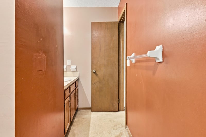 Hallway with closet and vanity, photographed by Megapixeler on Blue Teal Ct, Jacksonville