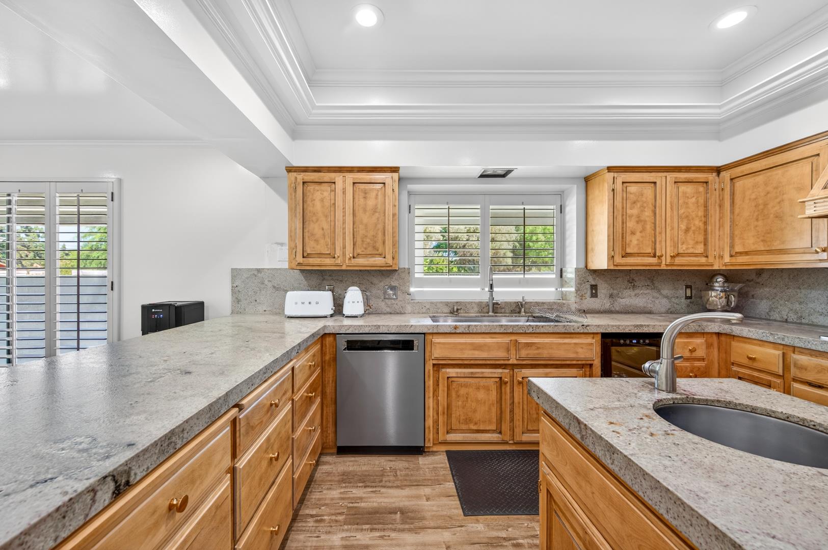5261 N Van Ness Blvd, photo 35