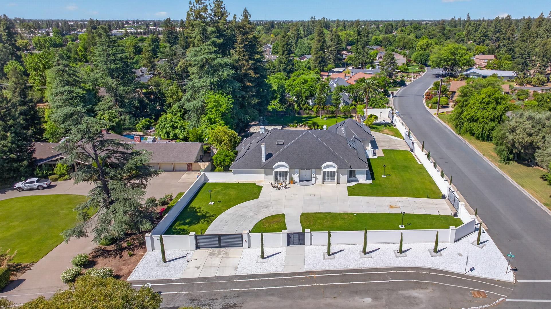 5261 N Van Ness Blvd, photo 8