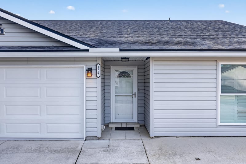 Front entry and garage door, photographed by Megapixeler on Birch Run E, Orange Park