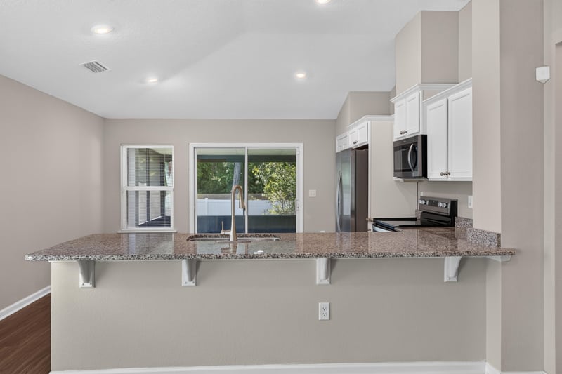 Kitchen with granite bar counter at 7118 Preston Pnes Trl, Jacksonville, FL