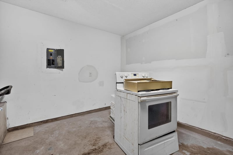 Unfinished utility room with electric range at 1040 Willow Cove Ct E, Jacksonville, FL 32233