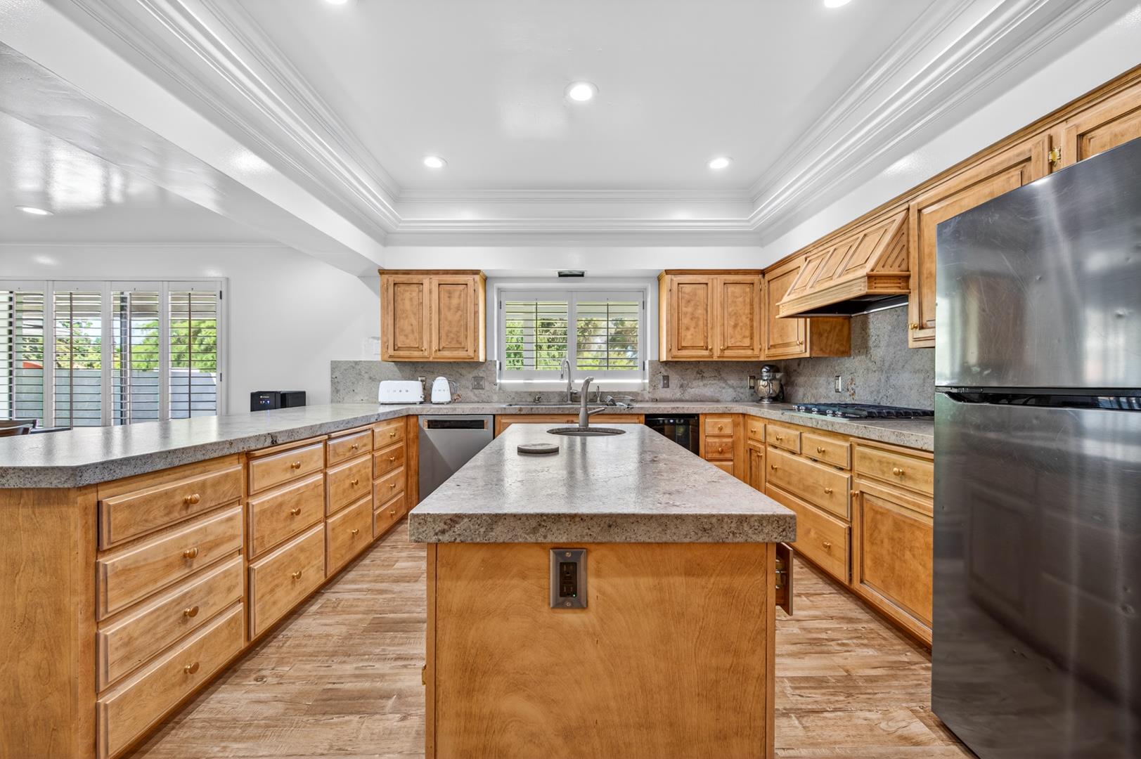 5261 N Van Ness Blvd, photo 32