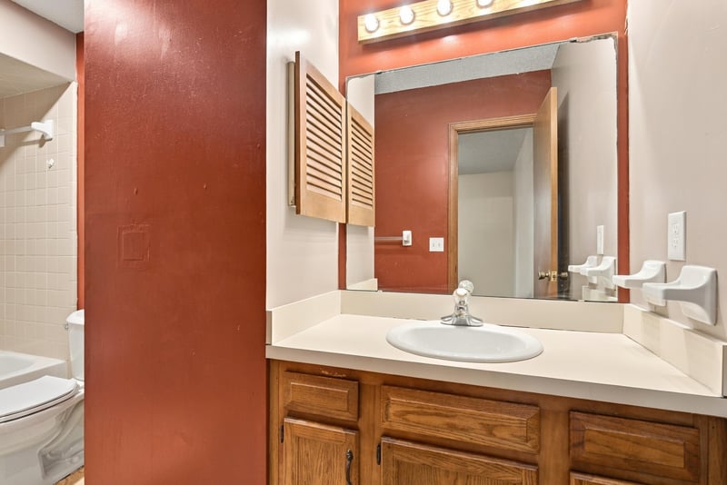 Bathroom double vanity, photographed by Megapixeler on Blue Teal Ct, Jacksonville
