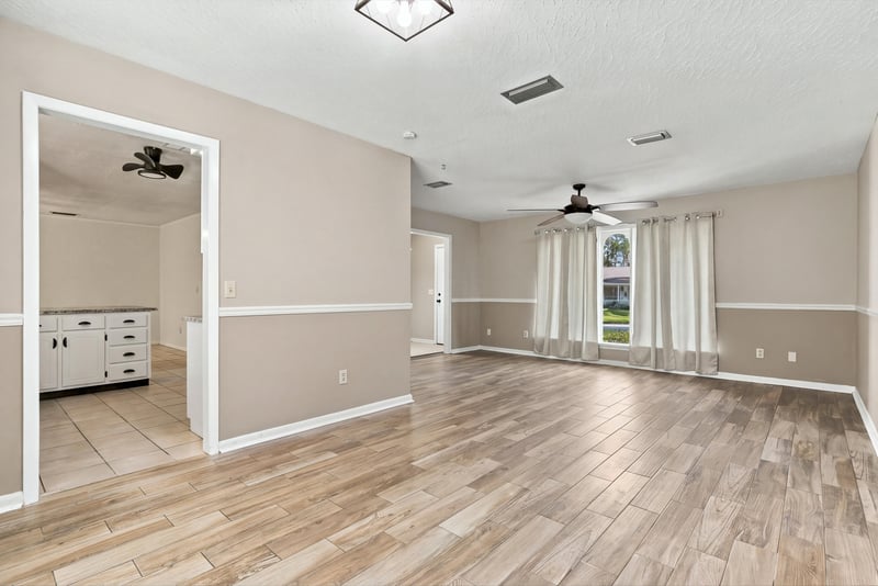 Dining area interior view, photographed by Megapixeler on Crosby Ln, Orange Park