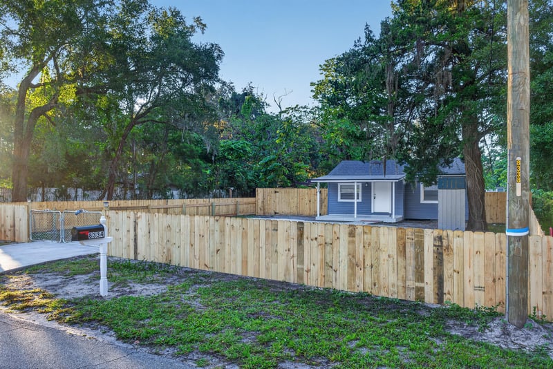 Side yard with fencing, photographed by Megapixeler on Susie St, Jacksonville