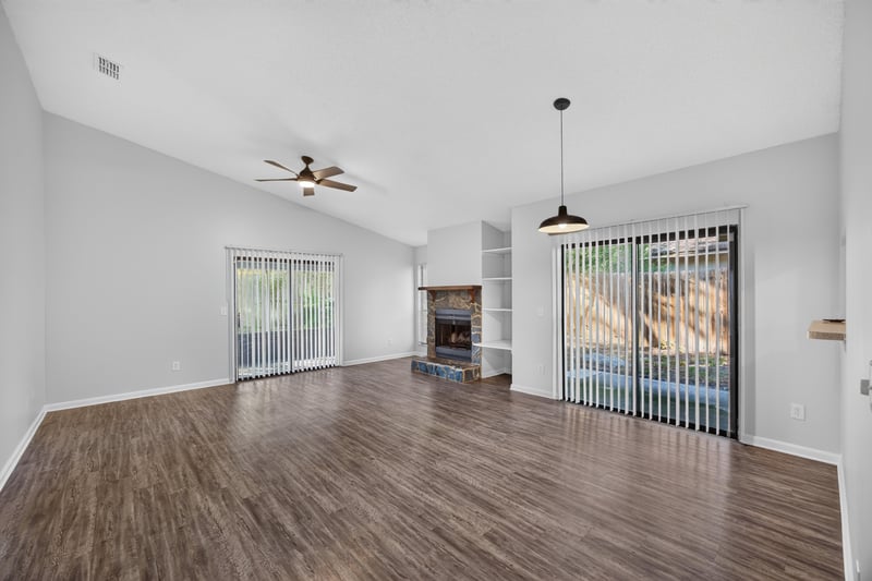 Living room with wood flooring, photographed by Megapixeler on Apple Oak Ct, Jacksonville