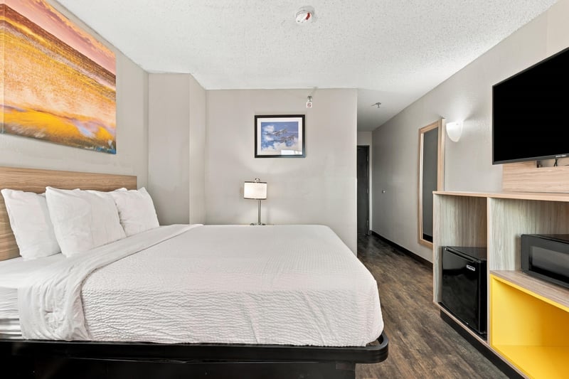 Guest room with bed, photographed by Megapixeler on Eldridge Loop, Orange Park
