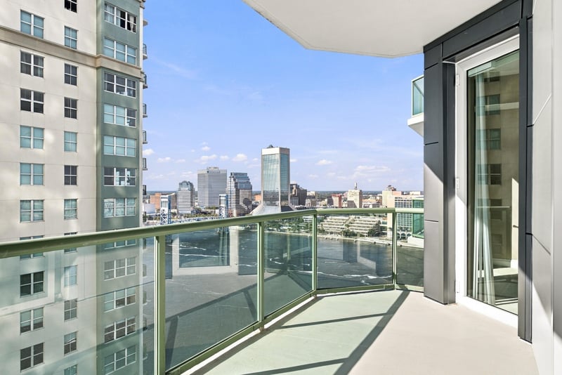 Balcony view of downtown skyline and river, photographed by Megapixeler on Riverplace Blvd, Jacksonville