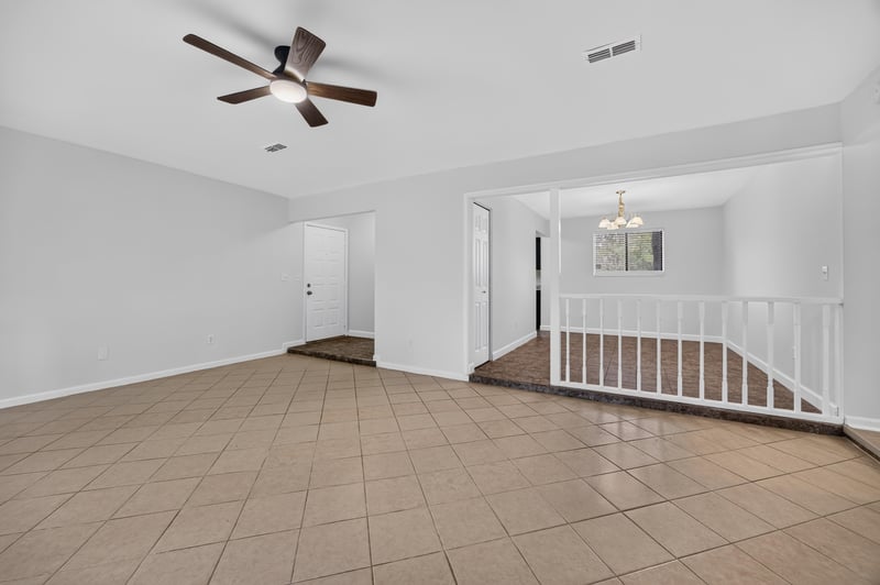 Upper landing with railing and tile floor at 3801 Crown Point Rd unit 2061, Jacksonville, FL 32257