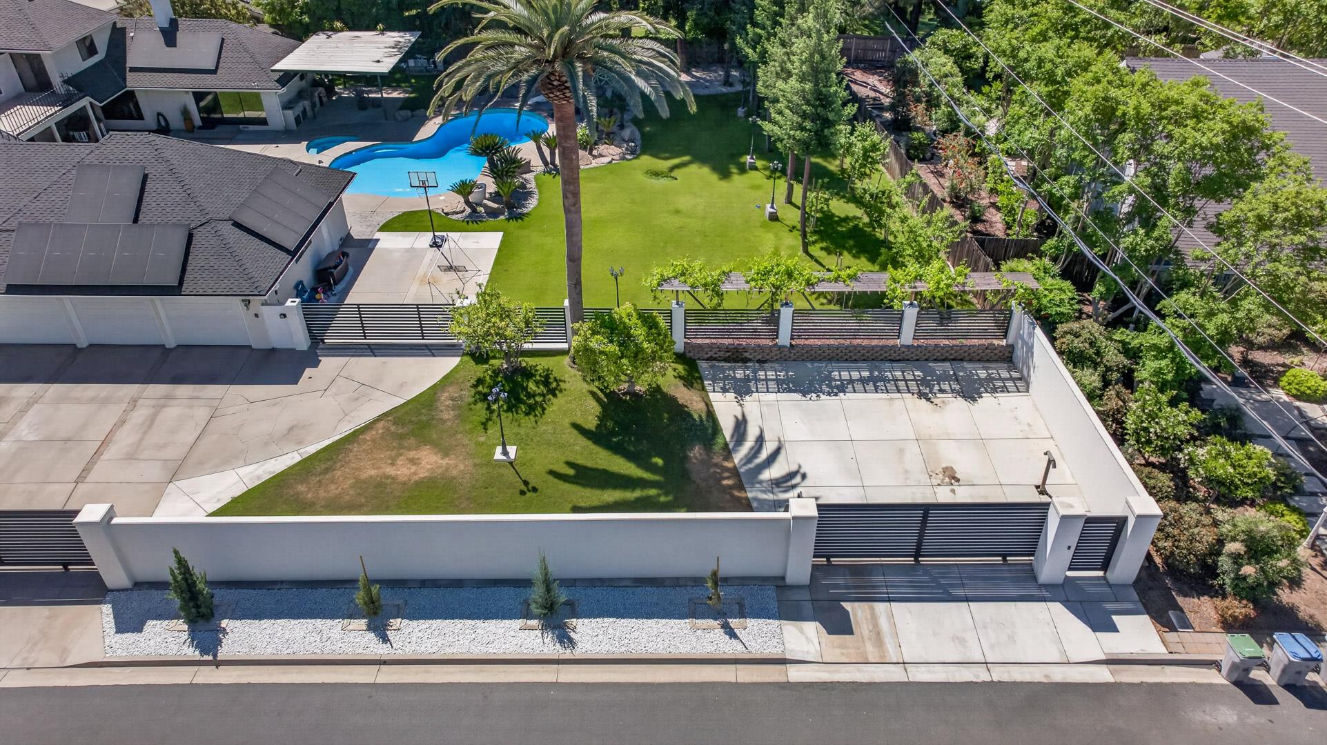 5261 N Van Ness Blvd, photo 15