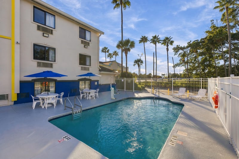 Pool area and exterior building, photographed by Megapixeler on Eldridge Loop, Orange Park