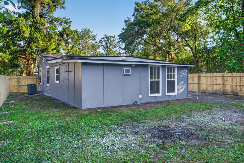 Backyard shed exterior, photographed by Megapixeler on Susie St, Jacksonville