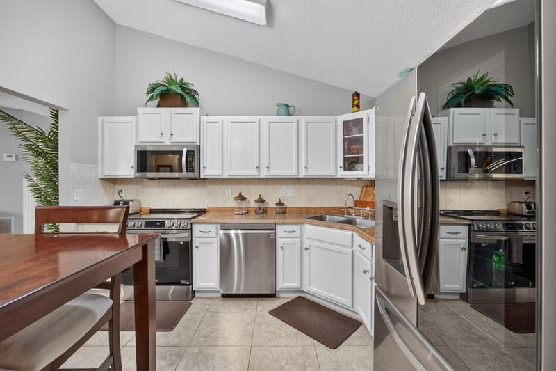 Kitchen and dining area with tile flooring at 3067 Wavering Ln, Middleburg, FL 32068
