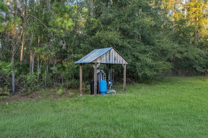 Well house structure, photographed by Megapixeler on Secret Cove Rd, Middleburg, FL