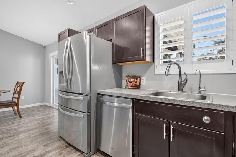 Kitchen sink and window view, photographed by Megapixeler on Birch Run E, Orange Park
