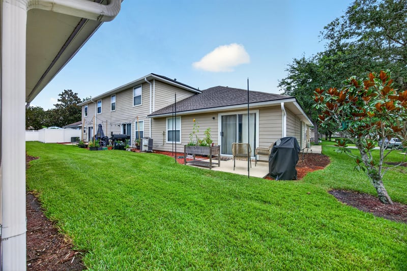 Side yard with fence and grill at 605 N Covered Bridge Rd, Jacksonville, FL