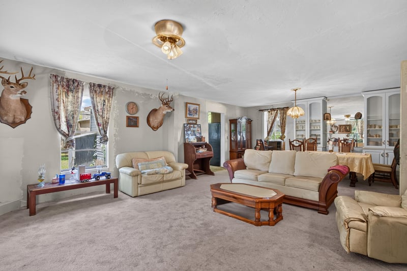 Living area with multiple seating groups and mounted trophies at 1173 US-17, Satsuma, FL 32189