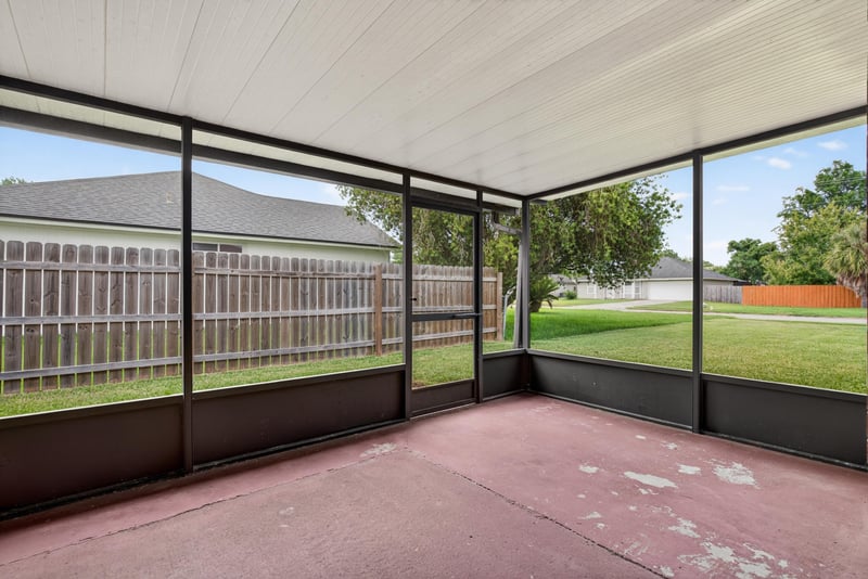 Screened porch with tile floor at 2164 Orangewood St, Middleburg, FL 32068
