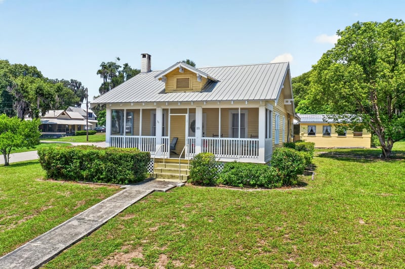 Front exterior view with screened porch at 101 N Lake St, Crescent City, FL