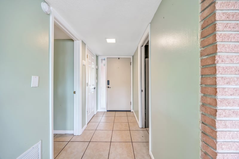 Photo 8 of 1005 Las Robida Dr, Jacksonville, FL 32211, photographed by Megapixeler