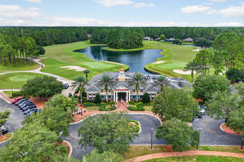 Aerial view of clubhouse and golf course in Oakleaf Plantation