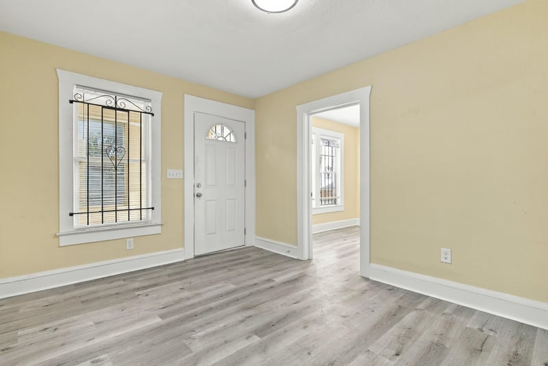 Living area with hardwood flooring, photographed by Megapixeler on W 24th St, Jacksonville
