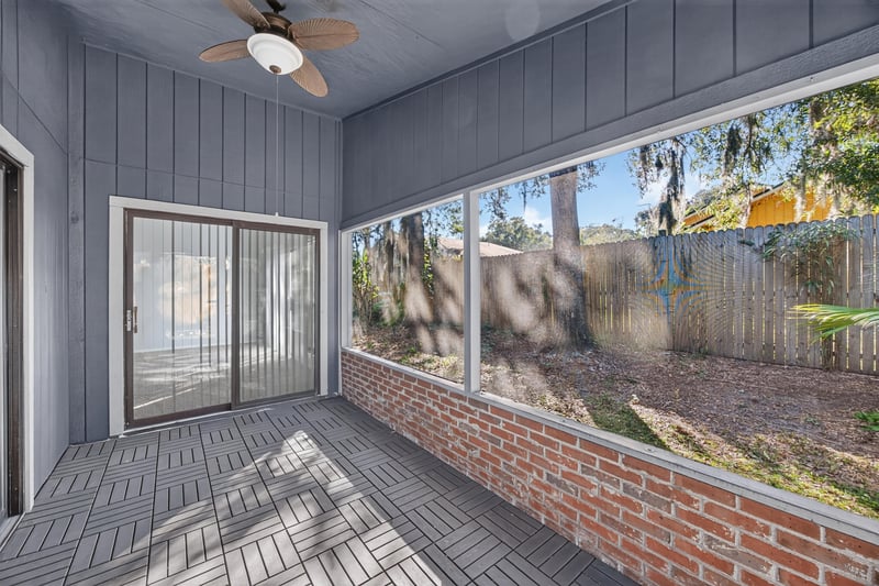 Screened porch with wide windows, photographed by Megapixeler on Apple Oak Ct, Jacksonville