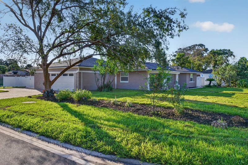 Side yard with mature tree at 1525 8th St N, Jacksonville Beach, FL