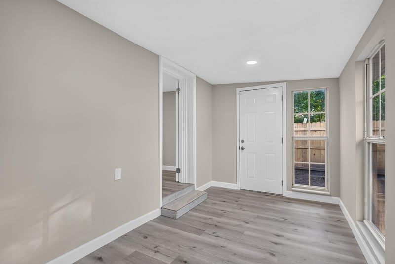 Interior hallway and entry, photographed by Megapixeler on Susie St, Jacksonville