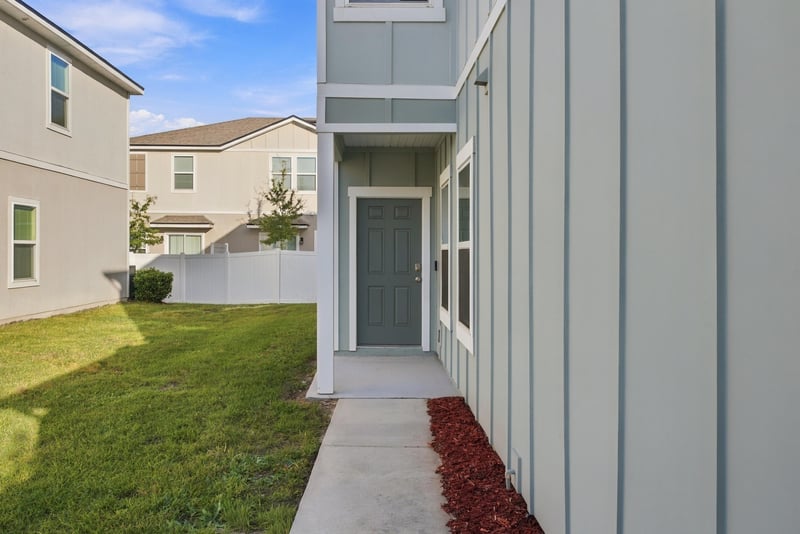 Side exterior walkway view, photographed by Megapixeler on Haymon Ave, Jacksonville
