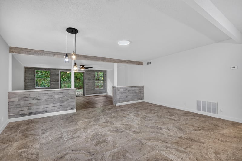 Open living space with vaulted ceiling and pass-through to kitchen at 3113 Kline Rd, Jacksonville, FL 32246