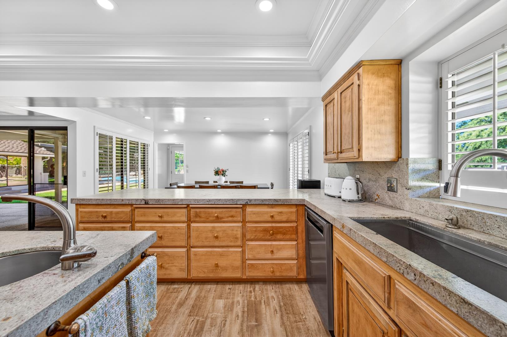 5261 N Van Ness Blvd, photo 37